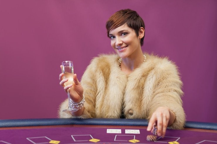 Pengguna sedang menggunakan smartphone untuk menikmati hiburan casino secara aman